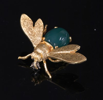 Lot 249 - An Italian gold and agate bee brooch