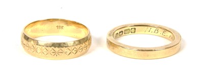 Lot 1038 - An 18ct gold flat section wedding ring