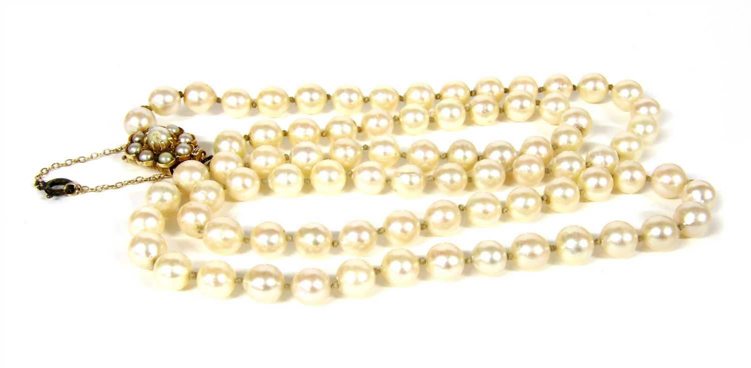 Lot 28 - A single row uniform cultured pearl necklace