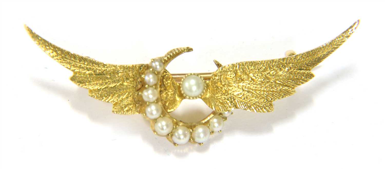 Lot 69 - An early 20th century 15ct gold and seed pearl brooch
