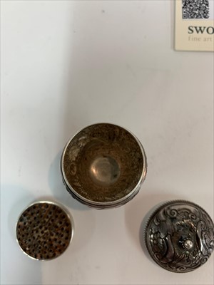 Lot 76 - A silver nutmeg grater and cover