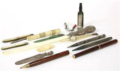 Lot 91 - A collection of desk items