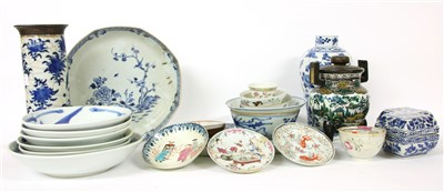 Lot 235 - A collection of Chinese blue and white ceramics