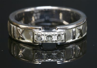 Lot 73 - An 18ct white gold Atlas ring by Tiffany & Co