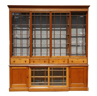 Lot 905 - A large oak bookcase
