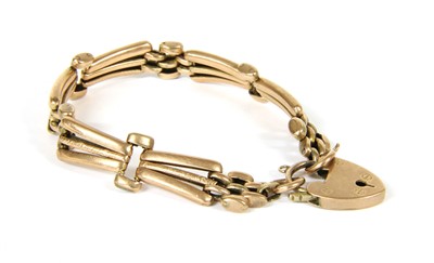 Lot 33 - An Edwardian three row gold fan shaped gate bracelet