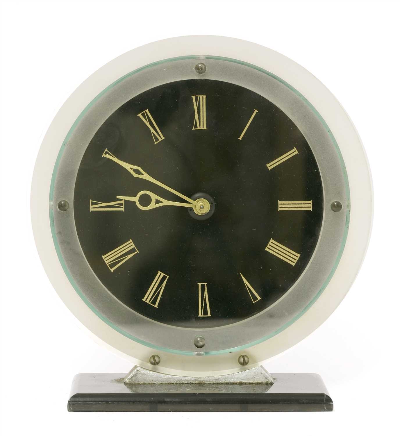 Lot 202 - An Art Deco mantel clock