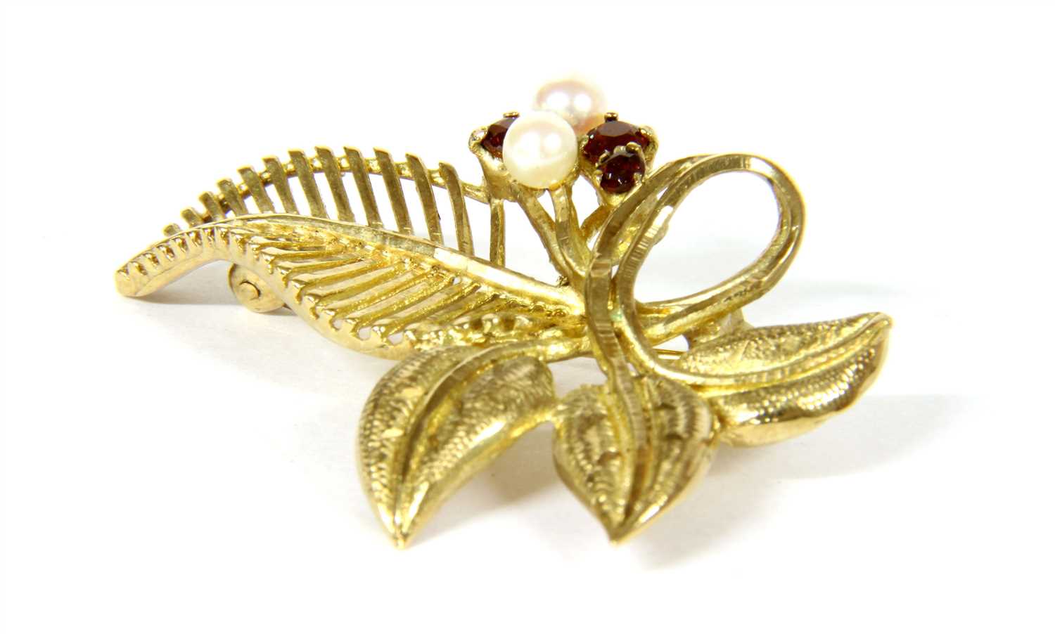 Lot 16 - A 9ct gold cultured pearl and garnet leaf brooch