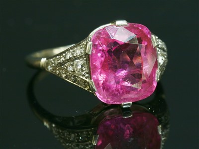 Lot 168 - An Art Deco single stone pink tourmaline ring