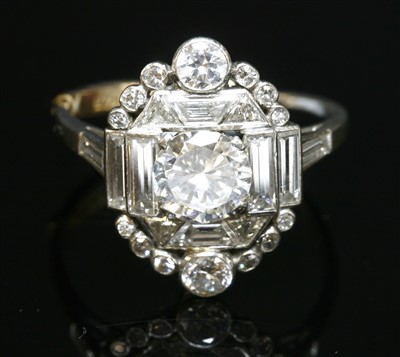 Lot 167 - An Art Deco diamond set plaque-style cluster ring