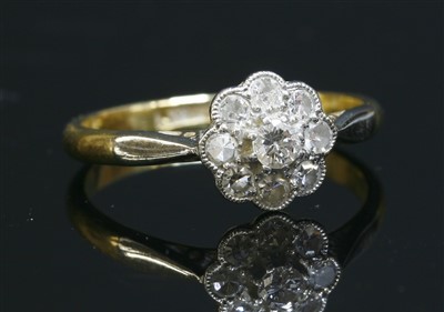 Lot 183 - A diamond set daisy cluster ring, c.1920