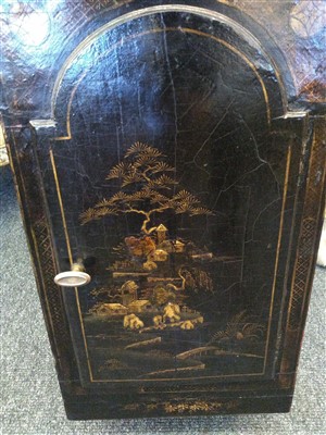Lot 342 - A lacquered and gilt chinoiserie tavern clock