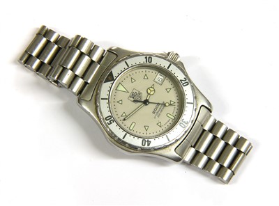 Lot 49 - A gentleman's stainless steel quartz Tag Heuer 2000 professional