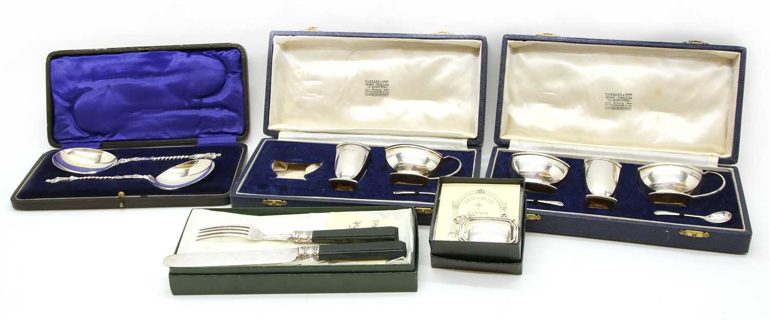 Lot 110 - A collection of silver items