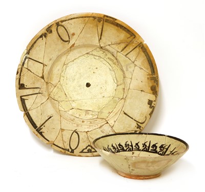 Lot 510 - A Samarqand pottery charger with Kufic inscription