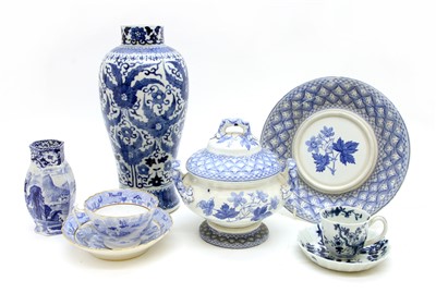 Lot 307 - A quantity of blue and white ceramics