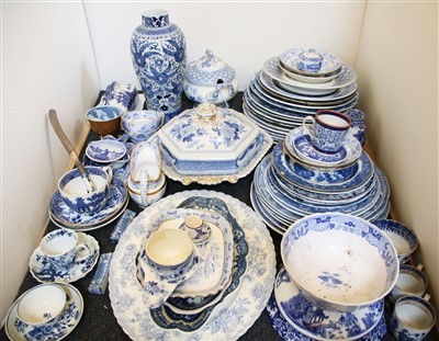 Lot 307 - A quantity of blue and white ceramics