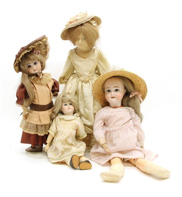 Lot 302 - A collection of dolls and accessories