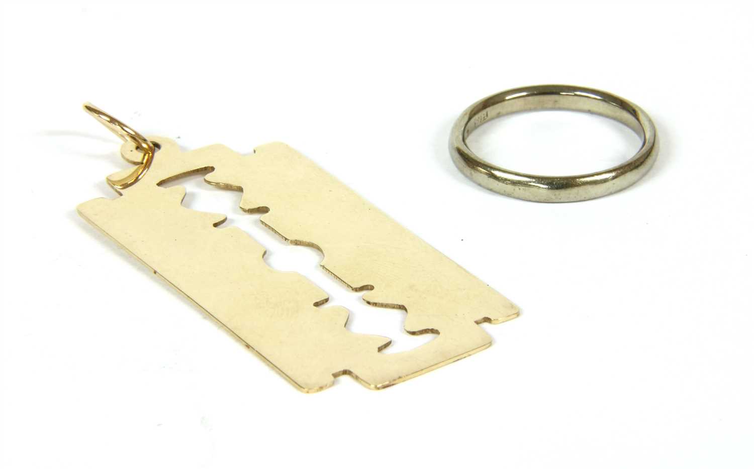 Lot 20 - A 9ct gold razor blade pendant