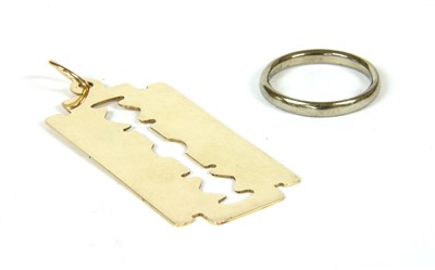 Lot 20 - A 9ct gold razor blade pendant