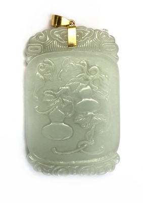 Lot 313 - A Chinese jade pendant