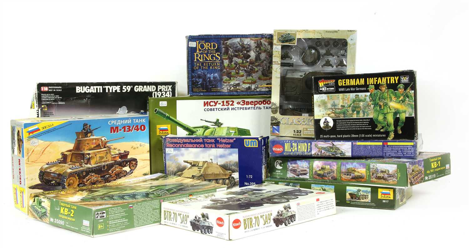 Lot 186 - A quantity of military model toys