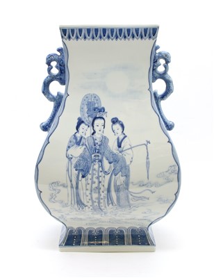 Lot 139 - A Chinese blue and white hu vase