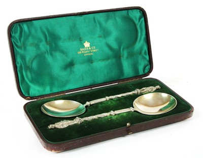 Lot 96 - A pair of cased silver apostle spoons