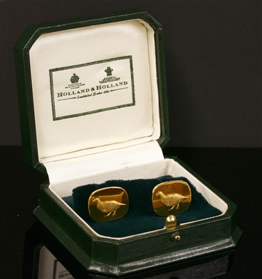 Lot 318 - A pair of 18ct gold grouse swivel link cufflinks