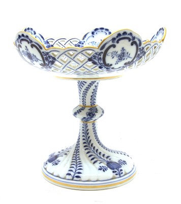 Lot 168 - A Meissen blue and white 'onion' pattern tazza