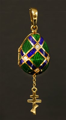 Lot 505 - A cased 18ct gold diamond and enamel contemporary egg pendant