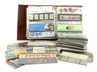 Lot 391 - A quantity of QEII presntation packs