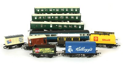 Lot 181 - A collection of Hornby 00 Gauge