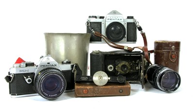 Lot 213 - A collection of cameras and accessories
