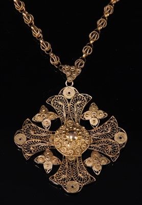 Lot 352 - A Continental gold filigree pendant and chain