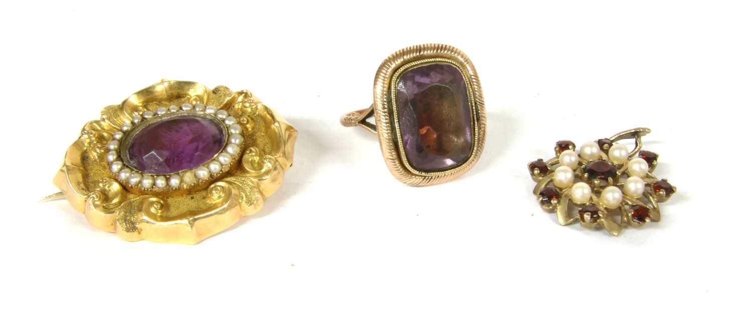 Lot 34 - A gold amethyst and split pearl brooch