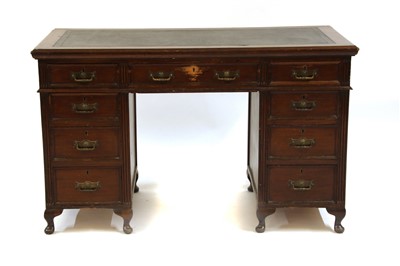 Lot 282 - An Edwardian walnut pedestal desk