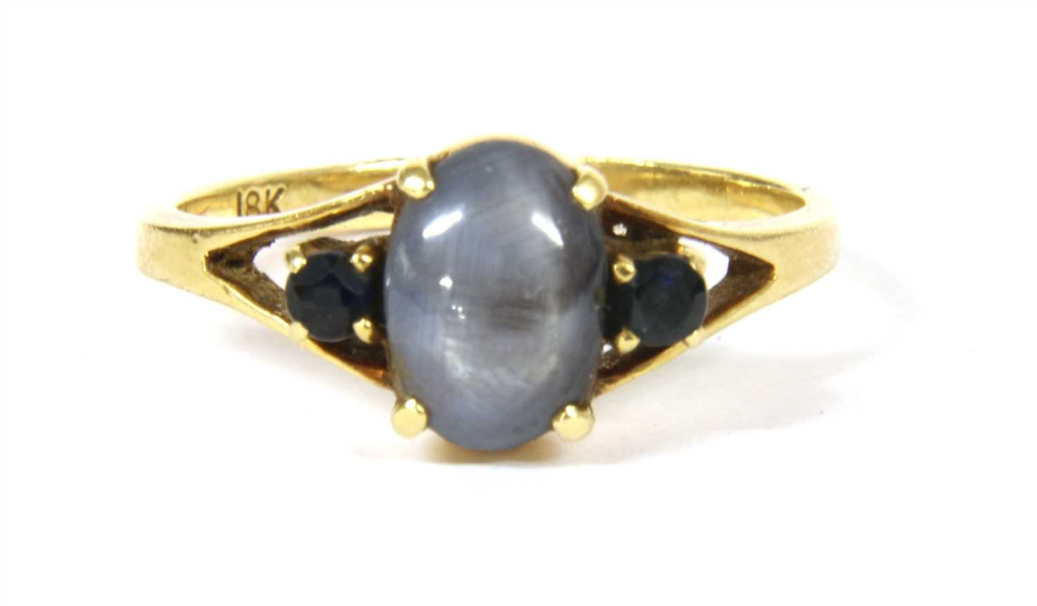 Lot 29 - A sapphire ring