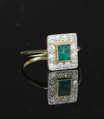 Lot 338 - An emerald and diamond rectangular cluster ring