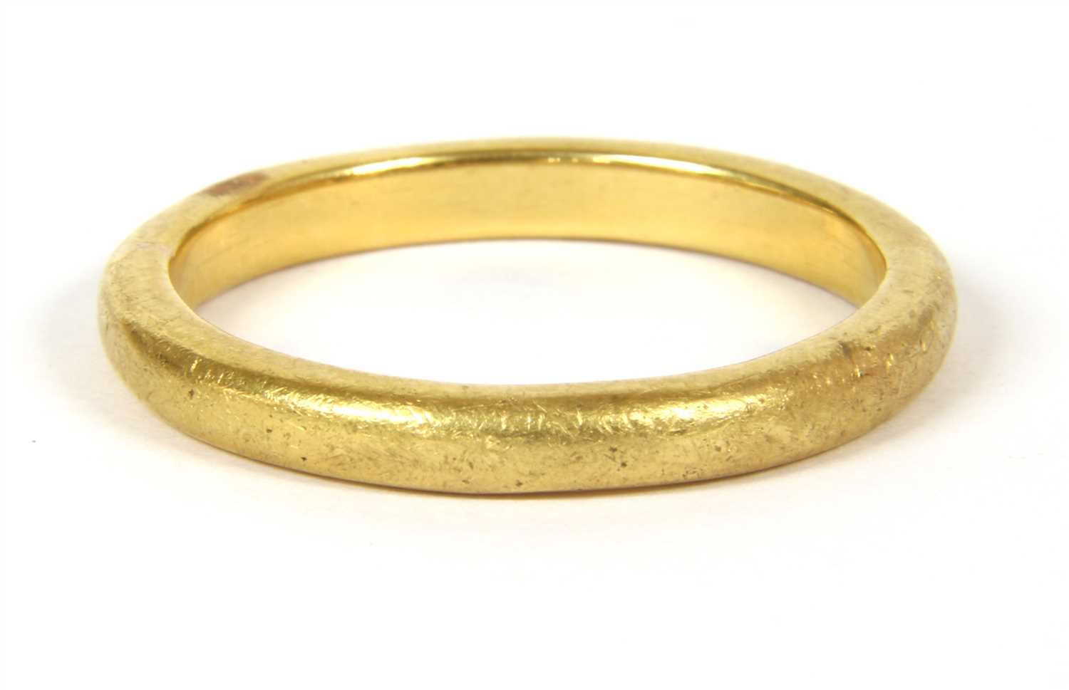 Lot 13 - A gold wedding ring