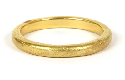 Lot 13 - A gold wedding ring
