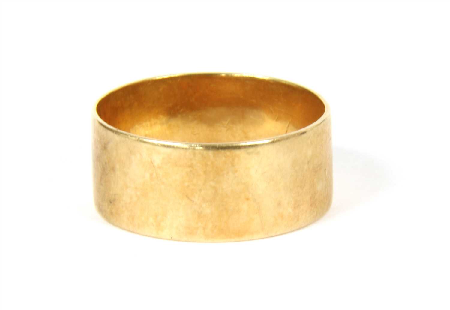 Lot 9 - An 18ct gold flat profile wedding ring