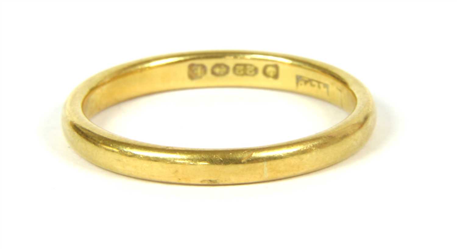 Lot 8 - A 22ct gold wedding ring