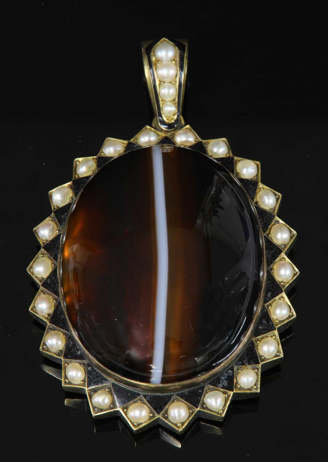 Lot 51 - A Victorian gold, agate, split pearl and enamel pendant