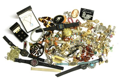 Lot 63 - Assorted items of jewellery
