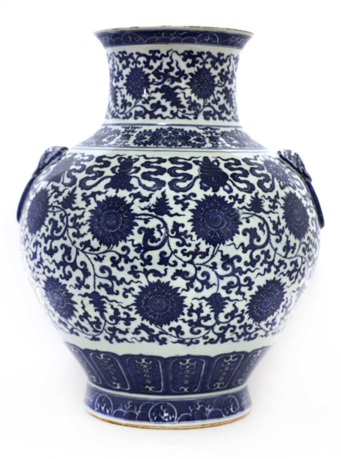 Lot 398 - A large Chinese blue and white vase
