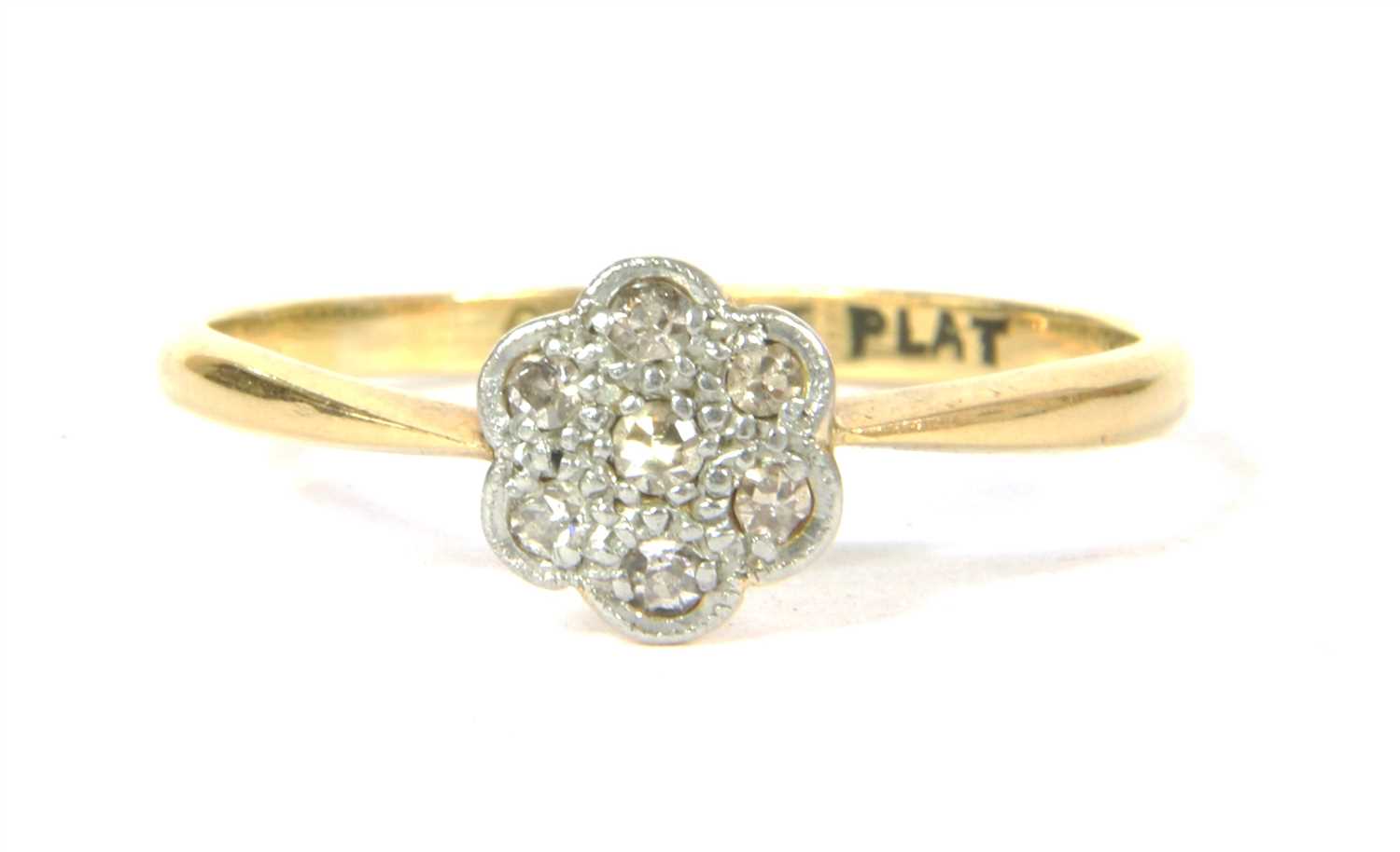 Lot 40 - A gold diamond daisy cluster ring
