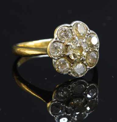 Lot 181 - A gold diamond cluster ring
