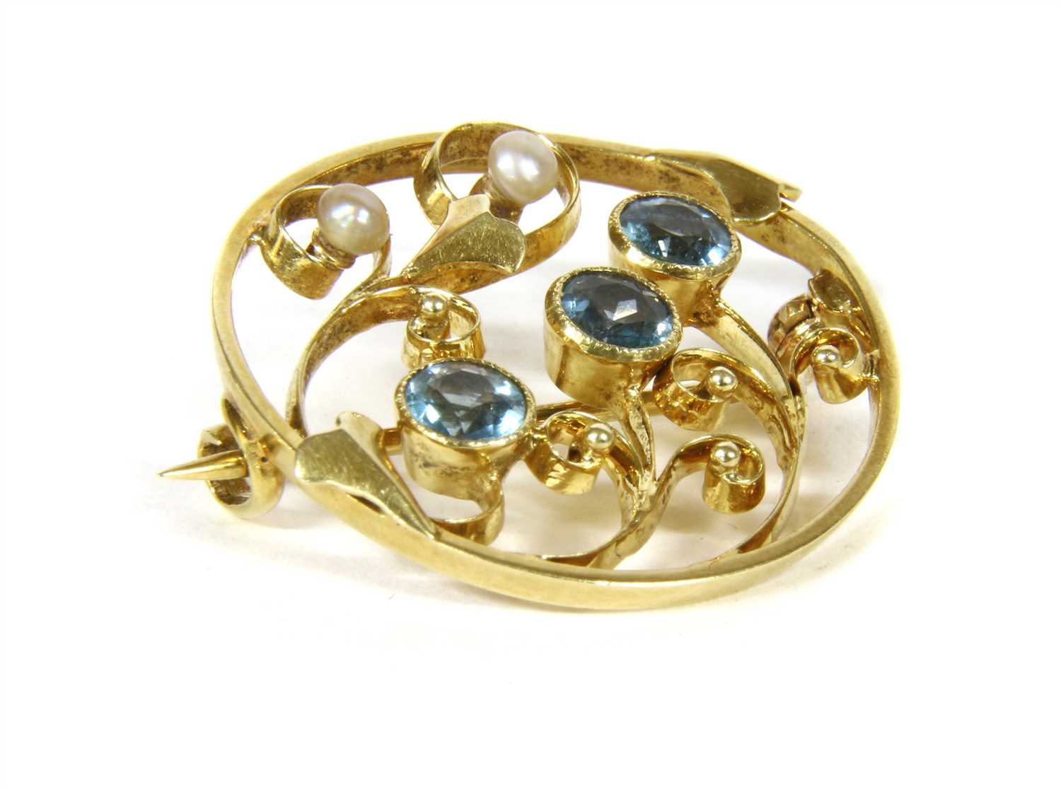 Lot 23 - An Edwardian gold aquamarine and seed pearl brooch