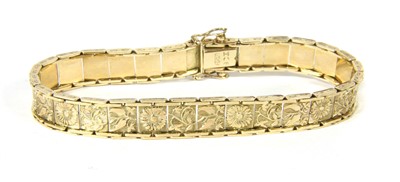 Lot 10 - An engraved plaque link bracelet